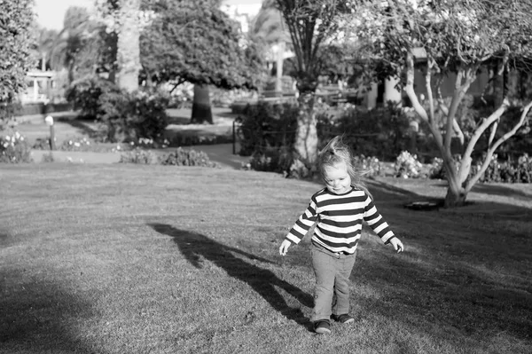 Niño en ropa azul jugar en día soleado —  Fotos de Stock