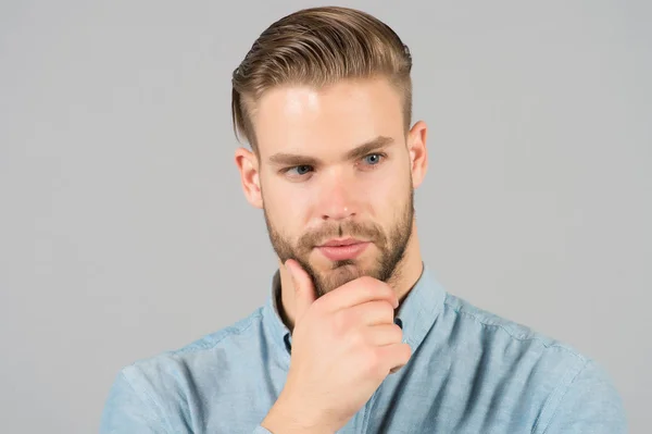 Macho con elegante barba de tacto de pelo con mano. Hombre barbudo con una piel joven y saludable. Un tipo con la cara sin afeitar y bigote. Aseo de barba y cuidado del cabello en la barbería. Concepto de belleza para el cuidado de la piel y hombre — Foto de Stock