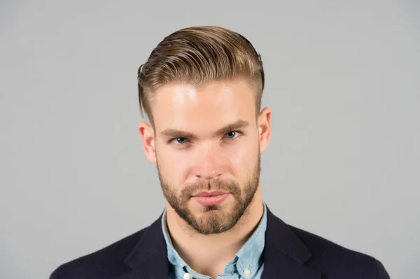 Empresário com barba e bigode no rosto raspado. Homem barbudo com cabelo elegante ou corte de cabelo. Cuidados de barba e cuidados com o cabelo na barbearia. Estilo de moda de negócios e conceito de tendência — Fotografia de Stock