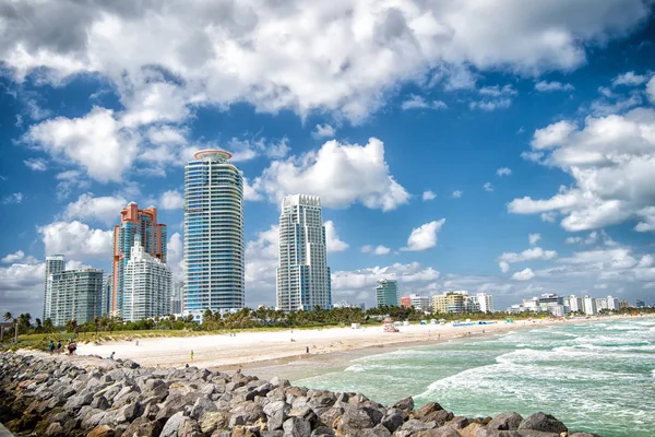 South Beach pohled z mola, Miami Beach Florida famoust turistická atrakce. Letecký pohled na South Pointe Park a koláč — Stock fotografie