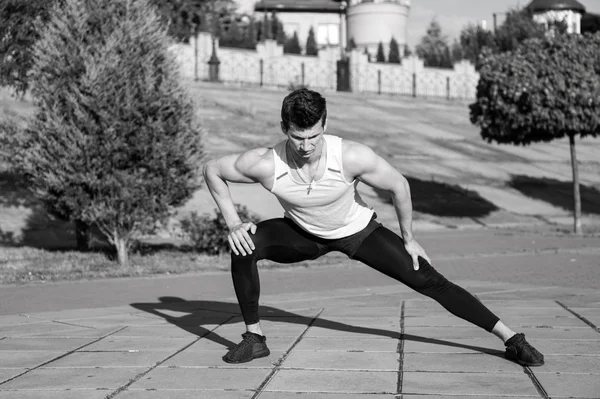 Entrenamiento de deportistas en el soleado día de verano al aire libre — Foto de Stock