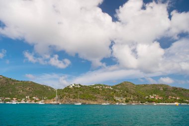 Yaz tatil tropikal adada. Dağ shore gustavia, bulutlu gökyüzü mavi denizinde st.barts. Vahşi doğa ve çevre, ekoloji. Tatil beldesi süre seyahat ve Yolculuk tutkusu