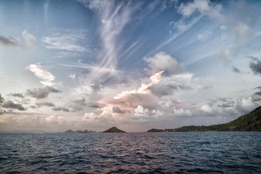Gökyüzü bulutlu gustavia, mavi denizde akşam st.barts. Vahşi doğa, çevre ve ekoloji. Seyahat ederken tatil beldesi. Yaz tatil ve Yolculuk tutkusu