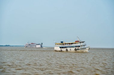 Santarem, Brezilya - 02 Aralık 2015: gemi float amazon Nehri üzerinde. Tatil güneşli mavi gökyüzü üzerinde gemi. Yaz tatil ve Yolculuk tutkusu kavramı. Su ulaştırma araçları tarafından zevk yolculuğu