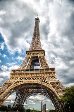 Eyfel Kulesi Paris, Fransa. Bulutlu gökyüzü kule. Mimari yapı ve tasarım kavramı. Yaz tatili Fransız başkentinde