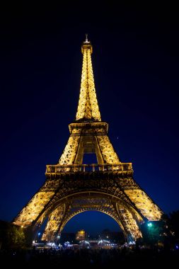 Paris, Fransa - 01 Haziran 2017: Gece gökyüzünde Eyfel Kulesi. Işık aydınlatma ile kule. Mimari yapı ve tasarım kavramı. Yaz tatili Fransız başkentinde