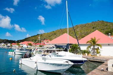 Gustavia, st.barts - 25 Ocak 2016: yelkenli ve yatlar demirli deniz tropikal plaj iskelede. Yat ve yelken. Lüks yatta seyahat. Adada tatil yaz. Su ulaştırma araçları ve gemi