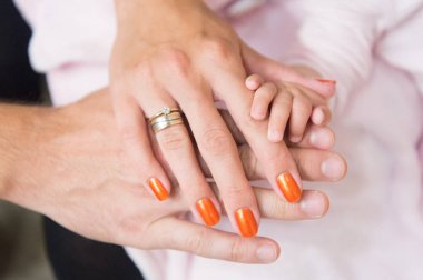 Anne baba ve bebek aile elinde. Birlik destek ve koruma kavramı. Anne veya Babalar günü. Aile sevgisi bir güven