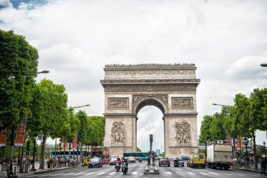 Paris, Fransa - 02 Haziran 2017: Kemer anıt meşgul Caddesi'nin merkezinde. Arc de Triomphe bulutlu gökyüzü üzerinde. Fransız sermaye tatil ve gezi. Zafer kurtuluş ve onur konsept