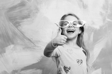 Komik gözlük Yaşasın vererek mutlu kız