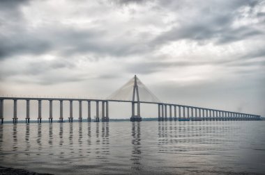 mimari ve tasarım kavramı. Manaus, Brezilya deniz üzerinde köprü. Bulutlu gökyüzü üzerinde su üzerinde yol geçiş. Seyahat hedef ve Yolculuk tutkusu