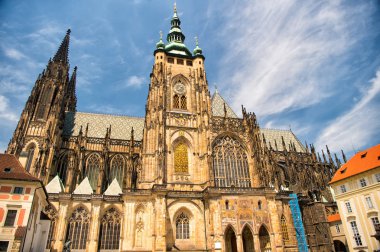 Prague, Çek Cumhuriyeti bina Kilisesi. St.Vitus Katedrali bulutlu mavi gökyüzü üzerinde. Anıt, Gotik mimari ve tasarım. Tatil ve Yolculuk tutkusu kavramı