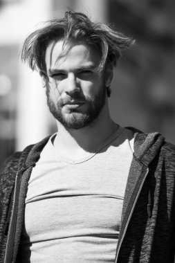 Sakallı ve sarı saçlı bir adam.