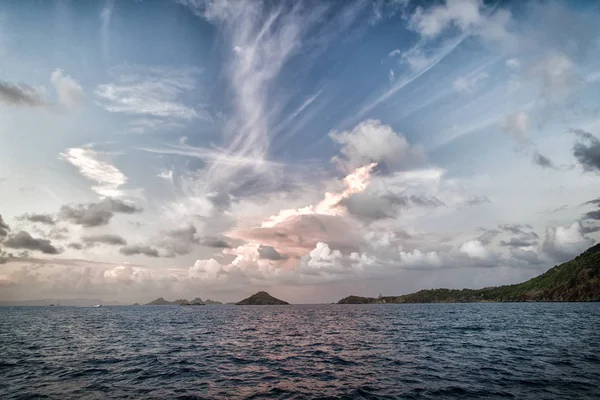 Βραδινό ουρανό με σύννεφα στο γαλάζιο της θάλασσας σε Γουσταβία, st.barts. Άγρια φύση, περιβάλλον και οικολογία. Προορισμός για διακοπές ενώ ταξιδεύετε. Καλοκαιρινές διακοπές και περιπλάνησης — Φωτογραφία Αρχείου