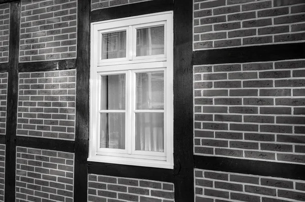 Fenster an Hauswand aus rotem Backstein — Stockfoto