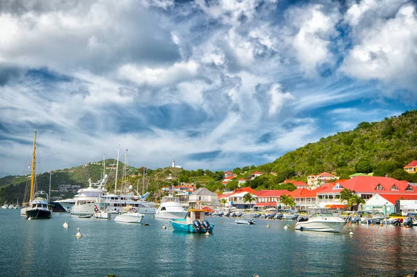 Gustavia, st.barts - 25 Kasım 2015: tekneler yat kulübü veya bağlantı noktası tropikal Harbor. Yat ve yelken. Lüks yatta seyahat. Su ulaştırma araçları ve gemi. Adada tatil yaz — Stok fotoğraf