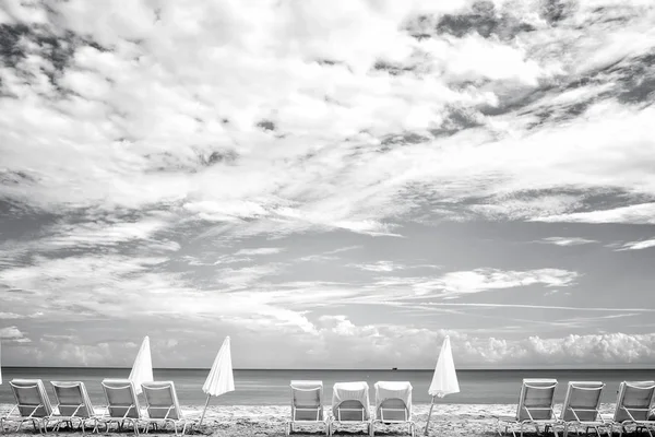Ciel bleu avec nuages blancs et plage de la mer aux États-Unis — Photo