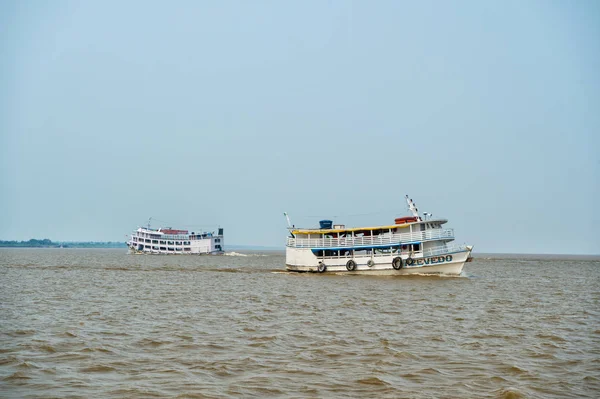 Santarem, Βραζιλία - 02 Δεκεμβρίου 2015: πλοία επιπλέουν στον Αμαζόνιο ποταμό. Ενοικιαζόμενα πλοία στον ηλιόλουστο καταγάλανο ουρανό. Καλοκαιρινές διακοπές και περιπλάνησης έννοια. Ευχαρίστηση ταξίδια με πλωτές μεταφορές — Φωτογραφία Αρχείου