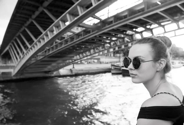 Mulher sob ponte em Paris, França — Fotografia de Stock