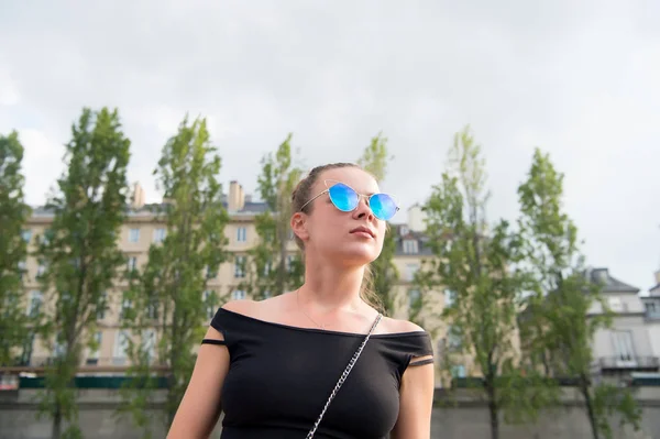 파리에서 섹시 한 조끼를 입은 여자 말이야. 감각적 인 여자들은 도시 경관에 선글라스를 쓰고 있다. 취미는 여행, 여행, 여행이다. 여름 패션과 스타일 — 스톡 사진