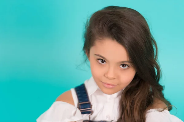 Niña morena con el pelo rizado — Foto de Stock