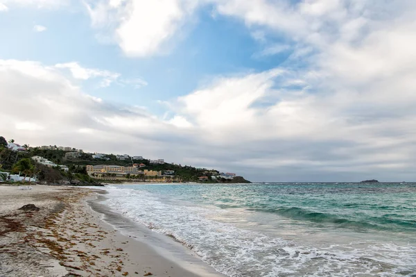 Paisaje marino con ciudad en paisaje de montaña, naturaleza. Playa del mar en el cielo nublado en Phillipsburg, San Martín. Vacaciones en la playa del Caribe. Lujuria, aventura y viajes — Foto de Stock