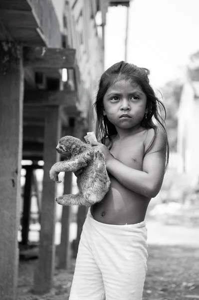Meisje kind verkopen luiaard in dorp — Stockfoto