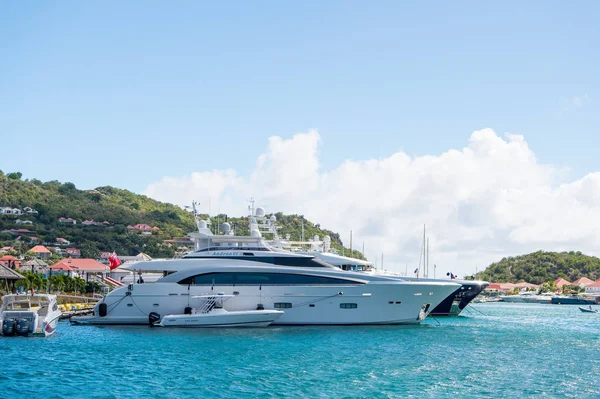 Gustavia, st.barts - 25 de enero de 2016: yates anclados en el muelle del mar en la playa tropical. Yates, viajes de lujo en yate. Vacaciones de verano en la isla de la lujuria errante. Transporte de agua y buque — Foto de Stock