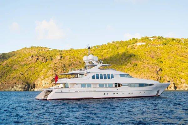 Vitorlázás és vitorlás kaland Gustavia, st.barts. Jacht a tenger partján, a napos kék ég. Luxus utazás és utazás hajón. A trópusi sziget nyaralás. Vízi közlekedés és tengeri hajó — Stock Fotó