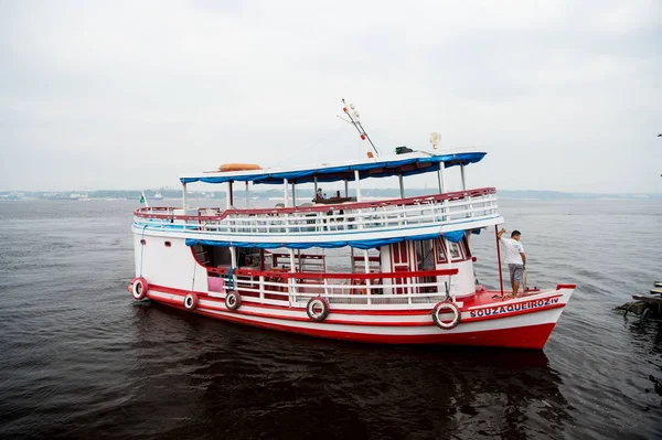 Manaus, Brasil - 04 de dezembro de 2015: cruzeiro de férias na paisagem marítima. Barco de recreio flutua ao longo da costa marítima. Férias de verão e viagens. Wanderlust descoberta e aventura. Conceito de transporte de água — Fotografia de Stock