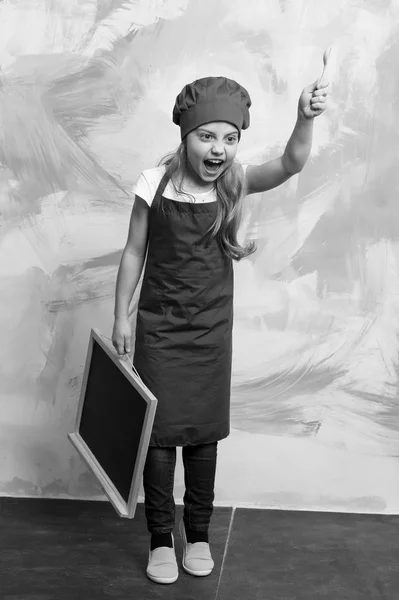 Petite fille cuisinier dans le chapeau avec tableau noir . — Photo