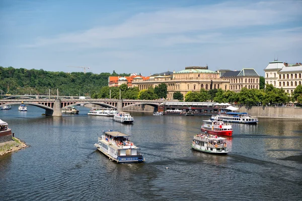 Praga, República Checa - 03 de junho de 2017: barcos de recreio no rio Vltava. Navios de cruzeiro de férias em paisagem urbana no céu azul. Férias de verão e desejo de viajar. Viagens por transporte aquático — Fotografia de Stock