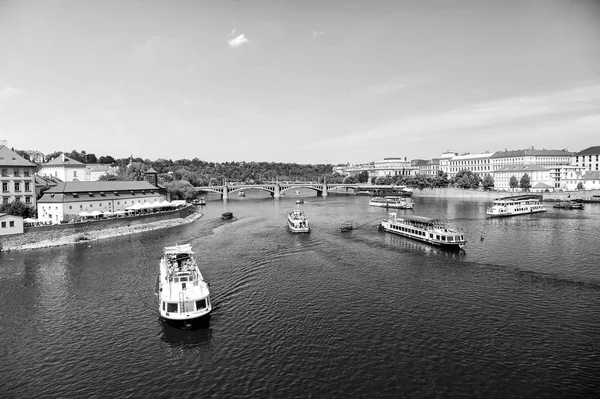 Navios de cruzeiro fluvial ao longo de Praga, República Checa — Fotografia de Stock