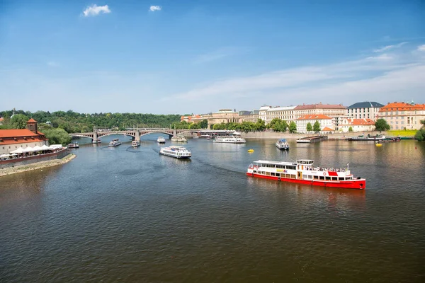 Прага, Чехия - 3 июня 2017 года: праздничные крейсерские суда на городском пейзаже на голубом небе. Лодки удовольствия на реке Влтаве. Летние каникулы и похоть. Путешествие на водном транспорте — стоковое фото