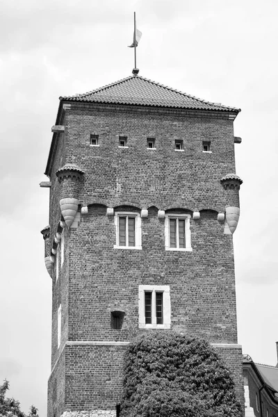 Turm mit Nationalflagge auf rotem Dach in Krakau, Polen — Stockfoto