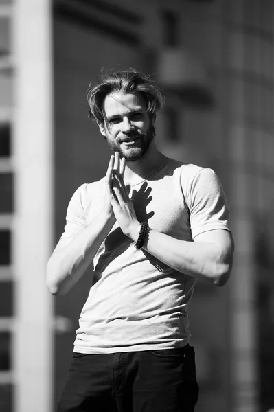 Macho con barba y corte de pelo en camiseta gris de pie — Foto de Stock