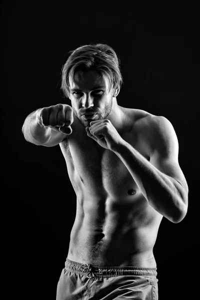 Sportman in boksen positie, sport. Sexy macho met fit kale gevecht met punch, fitness. Bebaarde man met zes pack, knock-out. Atleet training met energie, kracht, zwart-wit — Stockfoto