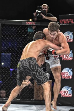 Şu yüzüğe MMA fighters mücadele