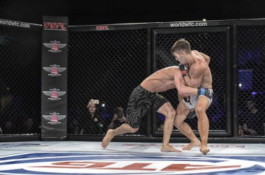 Şu yüzüğe MMA fighters mücadele