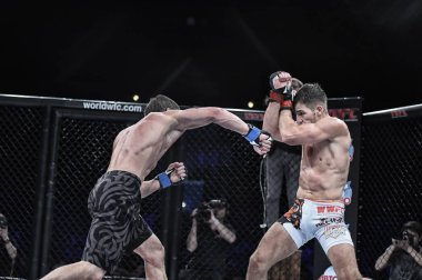 Şu yüzüğe MMA fighters mücadele