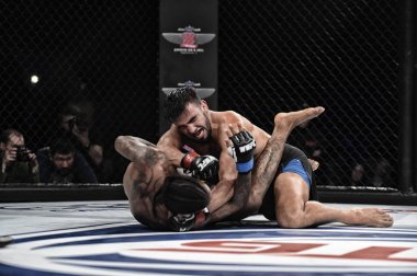 Şu yüzüğe MMA fighters mücadele
