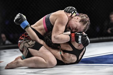 Kiev, Ukrayna-13 Mart 2017: mma kadın savaşçıları savaş, Kiev, Ukrayna powerfuf kızlar Spor Sarayı şampiyonluk yüzüğü dövüşte ya da kadın savaşçıları mma Şampiyonlar kemer için mücadele