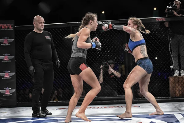 MMA vechters vechten op de ring — Stockfoto
