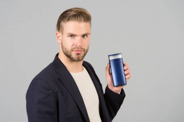 Yöneticisi şampuan veya jel şişe el ile. Şık saç veya saç kesimi olan sakallı adam. Spa banyo veya duş için kozmetik. Saç Bakımı ve sakal damat. Mens güzellik ve sağlık