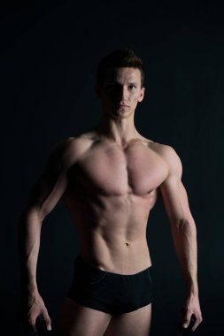 Adam vücut geliştirmeci fit vücut ile. Maço seksi gövde ve göğüs. Altı paket ve ab kaslı sporcu. Eğitim ve egzersiz etkinlik içinde jimnastik salonu. Spor fitness ve welness kavramı