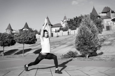 Kasları egzersiz önce ısınma ve germe adam