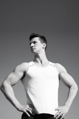 Güneşli yeşil tshirt atlet