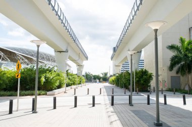 Miami downtown bölgesinde ABD viyadük yapıları. Üstgeçit veya Köprüsü tren yolda güneşli açık. Yapı ve inşaat tasarım. Metrorail sistemi ve ulaşım