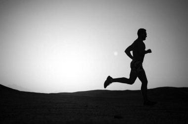 adam siluet günbatımı gökyüzüne çalıştıran