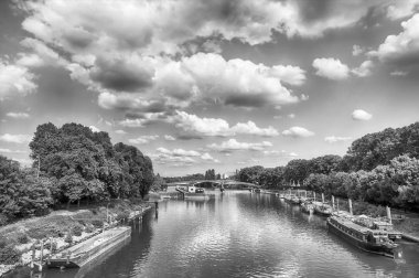 Nehir ve Paris, Fransa'da köprüde güneşli bir gün